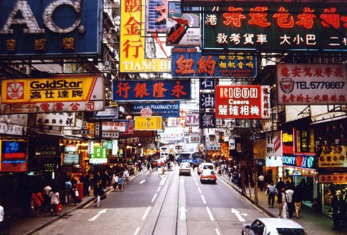 El cantonés es el dialecto hablado en Hong Kong, y también en muchos "chinatowns" en el extranjero